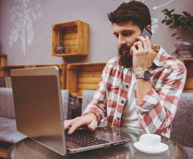 Sakallı erkek Hipster telefon ile.