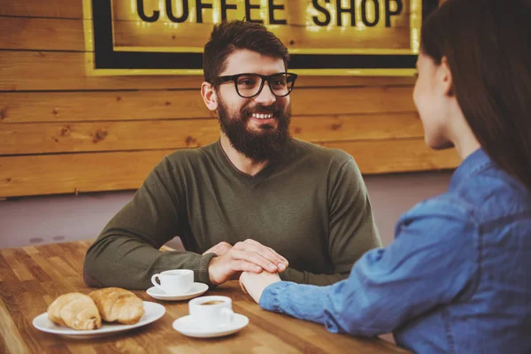 Couple tenant la main dans un café . — Photo