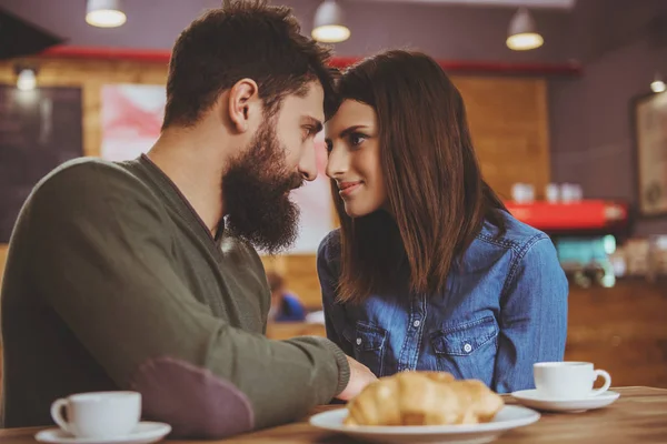 Young Couple Looking into Eyes. — Stock Photo, Image