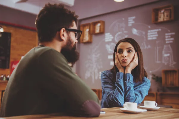 Cute Girl Wyślij buziaka powietrza do brodatego kolesia. — Zdjęcie stockowe