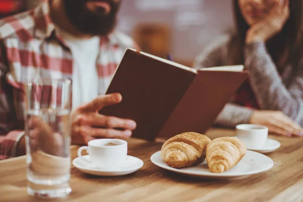 Couple Reading in Cafe. — Stock Photo, Image