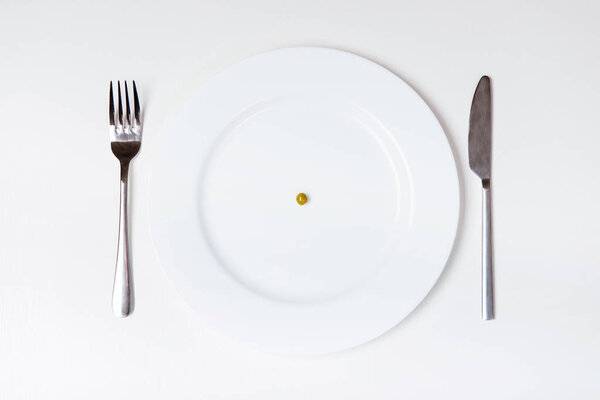 Горошек на тарелке. Нож и вилка. Изолированное прошлое. Top Vew. Нездоровое питание и диеты. Концепция анорексии. Оборудование для питания. Подростковая анорексия. Набор из нержавеющего серебра. Стол для студий
.