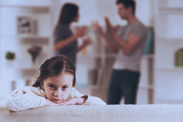 Triste menina com Quarrel Pais . — Fotografia de Stock