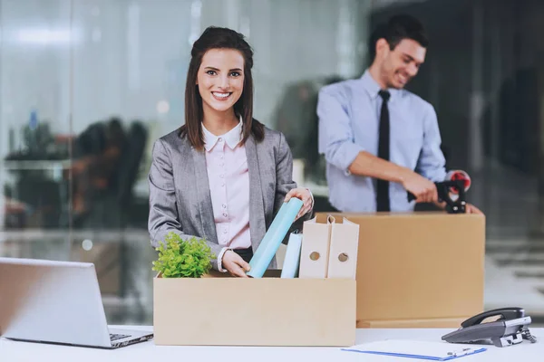 Verksamheten arbetstagare packa grejer. — Stockfoto