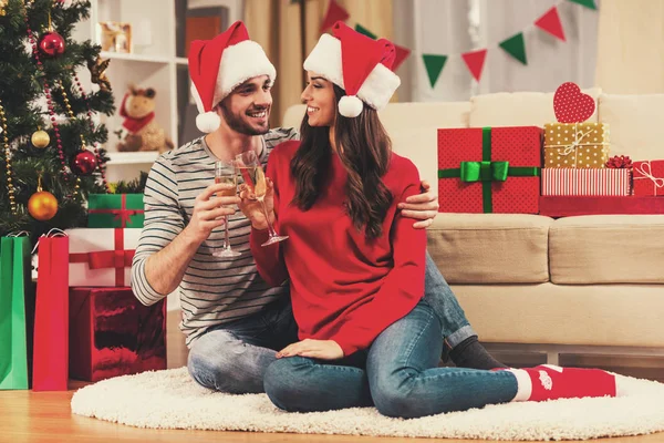 Pareja feliz en el piso con gafas . —  Fotos de Stock