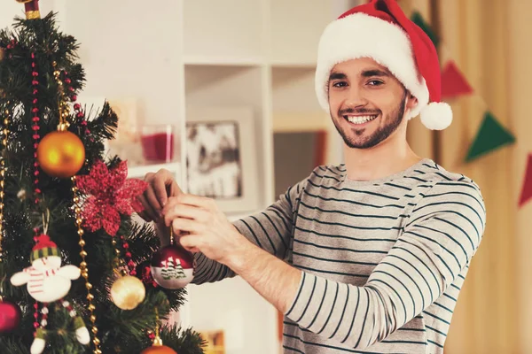 Hombre Decora Árbol de Navidad . —  Fotos de Stock