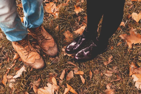 Ρομαντικό ζευγάρι το φθινόπωρο. — Φωτογραφία Αρχείου