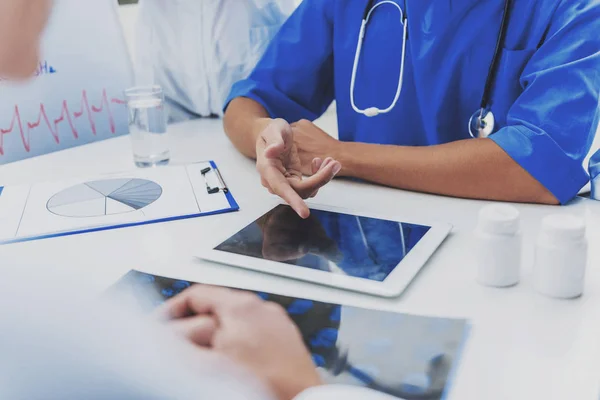 Médico com estetoscópio. — Fotografia de Stock