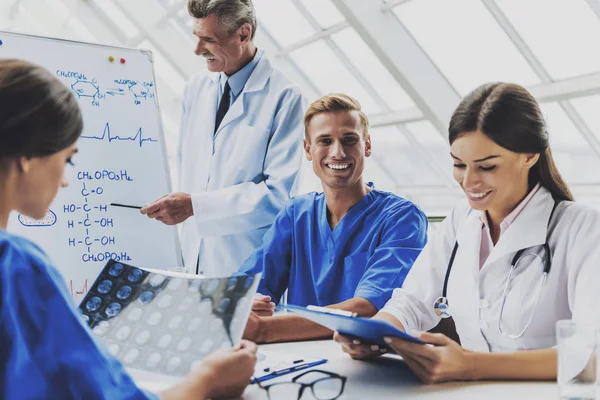 Médicos felizes atraentes . — Fotografia de Stock