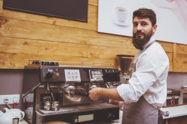 Çekici Hipster Prepearing kahve.