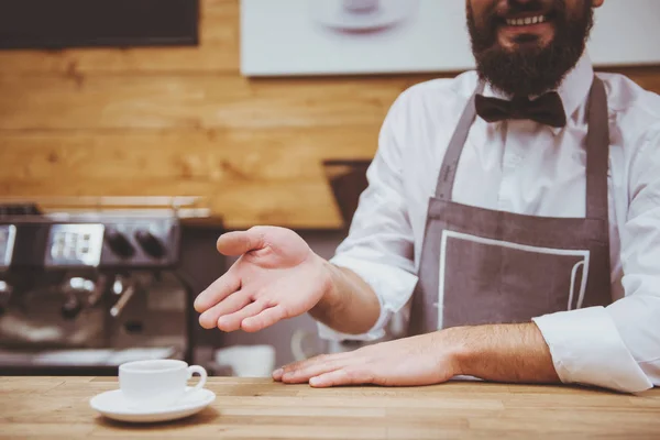 Barba Barista Masculino Sorrindo Barbudo . — Fotografia de Stock