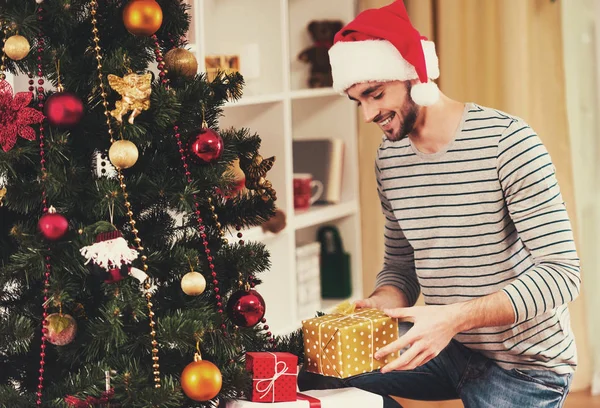 Uomo attraente sotto l'albero di Natale . — Foto Stock