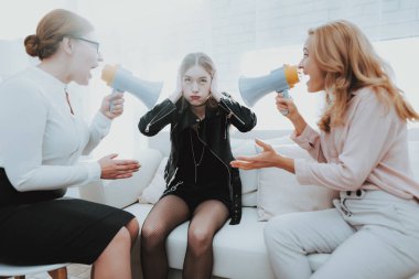 Annesi ile psikolog ofiste ceketli genç kızı üzgün. Serseri ter ceketli. İletişim kavramı. Psikoterapi kavramı. Ergenlik sorunları. Aile çatışmada. Aile doktoru.