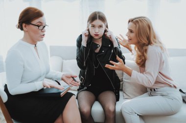 Annesi ile psikolog ofiste ceketli genç kızı üzgün. Serseri ter ceketli. İletişim kavramı. Psikoterapi kavramı. Ergenlik sorunları. Aile çatışmada. Aile doktoru.