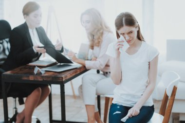 Anne ve genç kızı psikolog ofiste. Doktor için ziyaret edin. Aile çatışmada. Üst ve alt. Mutsuz bir kadın. İletişim kavramı. İlişki kavramı. Psikoterapi kavramı.
