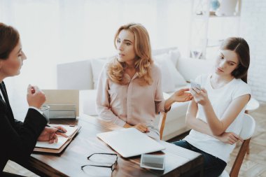 Anne ve genç kızı psikolog ofiste. Doktor için ziyaret edin. Aile çatışmada. Üst ve alt. Mutsuz bir kadın. İletişim kavramı. İlişki kavramı. Psikoterapi kavramı.