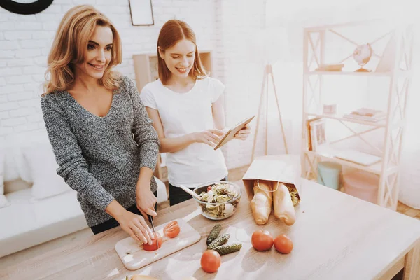 Sorrindo Mãe Filha Cozinhando Juntos Cozinha Relacionamento Família Férias Casa — Fotografia de Stock