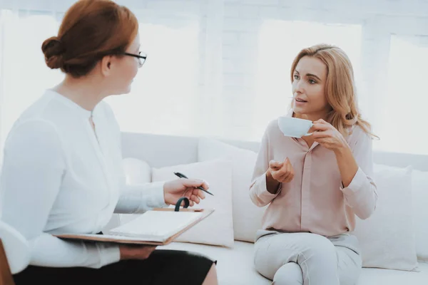 Dorosła Kobieta Recepcji Psycholog Ona Płacze Kobiece Psychologa Próbuje Uspokoić — Zdjęcie stockowe