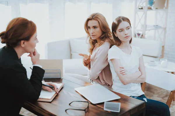 Mother Young Daughter Psychologist Office Inglés Visita Doctor Conflicto Familia — Foto de Stock