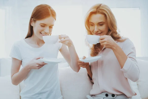 Sitting Mother Daughter Drinking Tea Sofa People Good Mood Communication — Stock Photo, Image