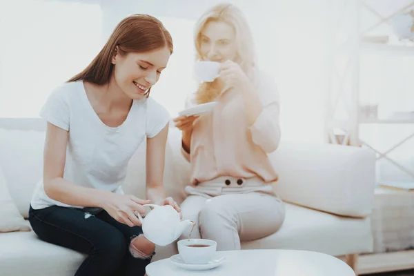 Sitting Mother Daughter Drinking Tea Sofa People Good Mood Communication — Stock Photo, Image