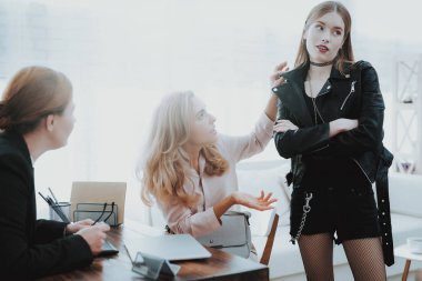 Annesi ile psikolog ofiste ceketli genç kızı üzgün. Serseri ter ceketli. İletişim kavramı. Psikoterapi kavramı. Ergenlik sorunları. Aile çatışmada. Aile doktoru.