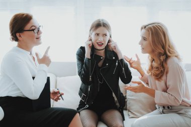 Annesi ile psikolog ofiste ceketli genç kızı üzgün. Serseri ter ceketli. İletişim kavramı. Psikoterapi kavramı. Ergenlik sorunları. Aile çatışmada. Aile doktoru.