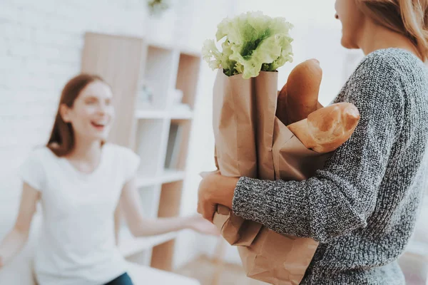 Mutter Mit Packungen Lebensmittel Aus Dem Geschäft Hause Tochter Hilft — Stockfoto