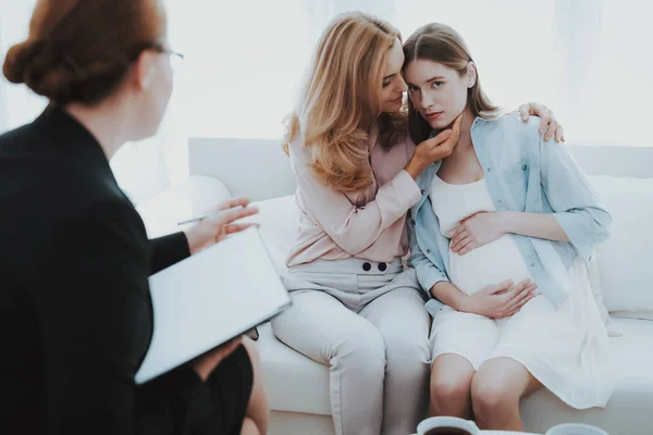 Moeder Met Zwangere Dochter Kantoor Van Arts Bezoek Aan Huisarts — Stockfoto