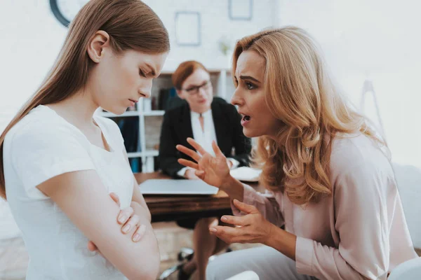 Mother Young Daughter Psychologist Office Inglés Visita Doctor Conflicto Familia — Foto de Stock