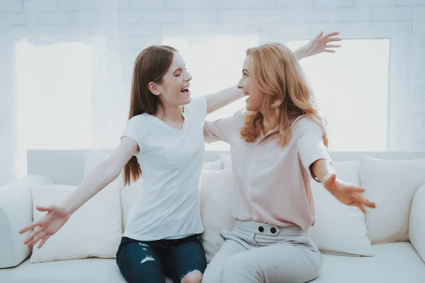 Lycklig Mor Och Teenage Dotter Embraceing Människor Gott Humör Kommunikation — Stockfoto