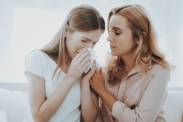 Vrouw Troost Ongelukkig Tienerdochter Thuis Zittend Thuis Bank Meisje Met — Stockfoto