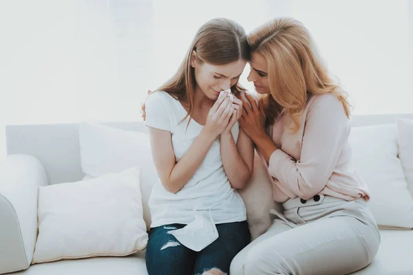 妇女安慰不愉快的十几岁的女儿在家 坐在家里的沙发上 有问题的女孩 家庭冲突 父母和孩子 不开心的女孩 沟通理念 关系概念 — 图库照片