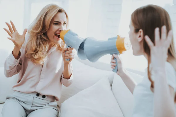 Quarrel Tra Madre Figlia Nella Stanza Bianca Discussione Emotiva Seduto — Foto Stock