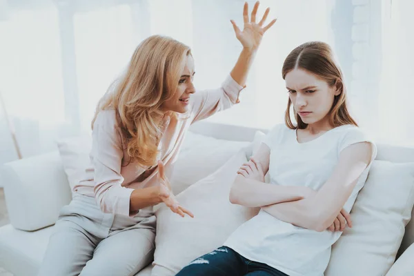 Quarrel Entre Mãe Filha White Room Discussão Emocional Sentado Sofá — Fotografia de Stock
