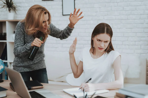 Madre Borracha Motiva Hija Hacer Tarea Hija Con Laptop Madre — Foto de Stock