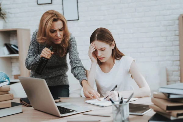 Madre Borracha Motiva Hija Hacer Tarea Hija Con Laptop Madre — Foto de Stock