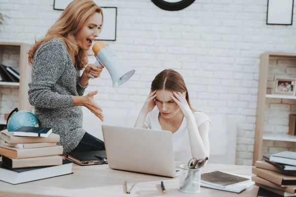 Öfkeli Anne Motivate Ödev Yapmak Kız Dizüstü Bilgisayar Ile Kızı — Stok fotoğraf