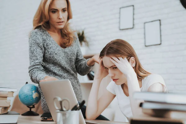 Madre Enojada Motivar Hija Hacer Tarea Hija Con Laptop Madre — Foto de Stock