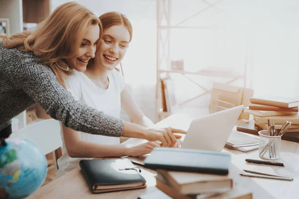 Mor Och Dotter Titta Laptop Hemma Dotter Gör Läxor Mor — Stockfoto