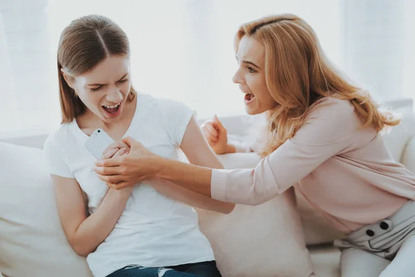 母亲和女儿在白色房间的争吵 情绪上的讨论 坐在沙发上 家庭冲突 父和子 不快乐的女孩 沟通理念 关系问题 — 图库照片