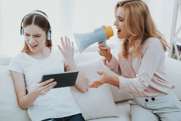 Pelea Entre Madre Hija Habitación Blanca Discusión Emocional Sentado Sofá — Foto de Stock