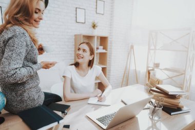 Anne Motivate ödev yapmak kız gülümsüyor. Dizüstü bilgisayar ile kızı. Anne ve kızı evde. Genç kız. Ev Concept, eğitim. Dijital aygıt kullanarak kadınlar. Okuyan kız.