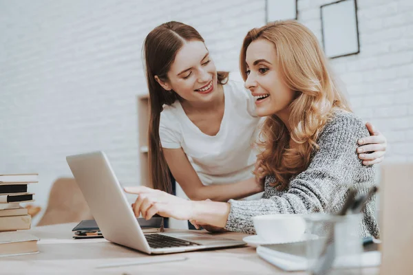 Mor Och Dotter Titta Laptop Hemma Dotter Att Hjälpa Mor — Stockfoto