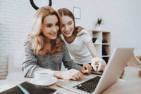 Moeder Dochter Kijken Laptop Thuis Dochter Helpen Moeder Moeder Dochter — Stockfoto