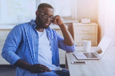 Oturma ve düşünme Afro-Amerikan Genç adam.