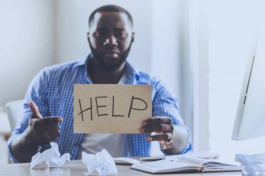 Yakışıklı Afro-Amerikan Genç adam yardım istiyor.