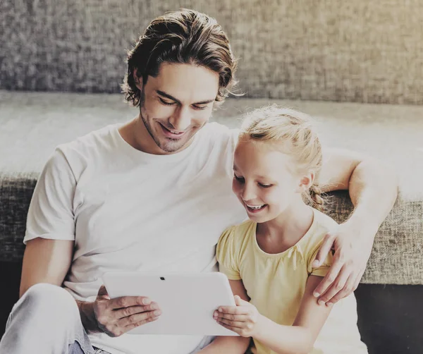 Pai e filha com tablet digital em casa . — Fotografia de Stock