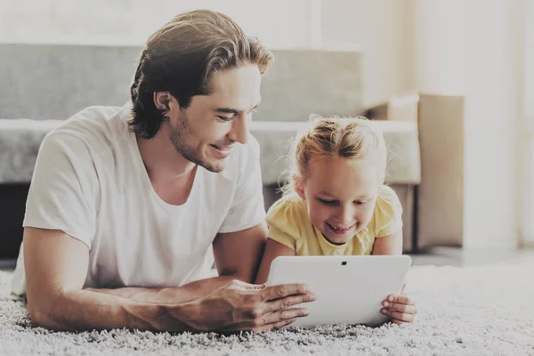 Pai e filha com tablet digital em casa . — Fotografia de Stock