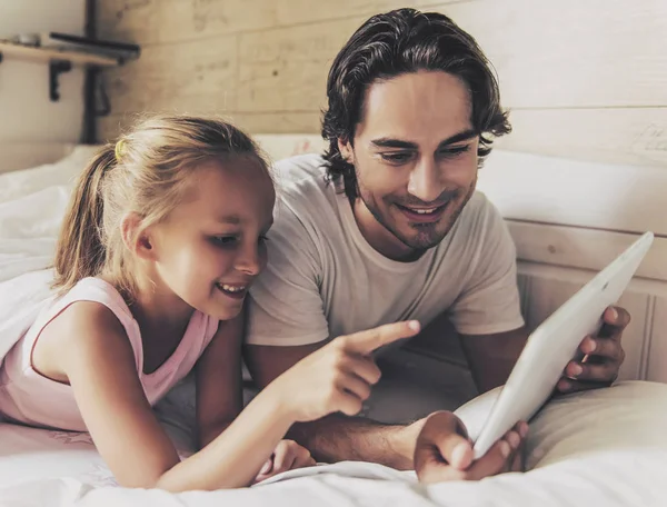 Pai e filha pequena usando tablet digital . — Fotografia de Stock